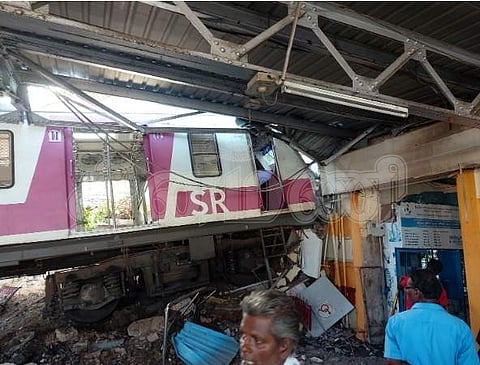 சென்னை: புறநகர் ரயில் நடைமேடை மீது ஏறி விபத்து