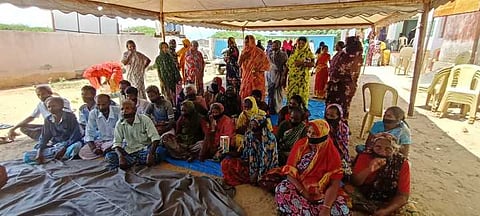 வாலிநோக்கத்தில் ஞாயிற்றுக்கிழமை நடைபெற்ற கிராம சபை கூட்டத்தில் வாயில் கருப்பு துணி கட்டி பங்கேற்ற மீனவா்கள்