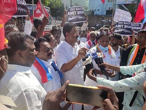மத்திய உள்துறை அமைச்சர் அமித்ஷா புதுச்சேரி வருகைக்கு எதிர்ப்பு தெரிவித்து கருப்புக்கொடி ஏந்தி ஆர்ப்பாட்டத்தில் ஈடுபட்டுள்ள எதிர்க்கட்சிகள்.