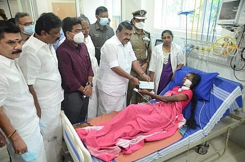 முதல்வரின் பொது நிவாரண நிதியிலிருந்து ரூ.5 லட்சம் நிவாரண தொகைக்கான காசோலையை தமிழக பிற்படுத்தப்பட்டோர் நலத்துறை அமைச்சர் ராஜகண்ணப்பன் உதவி ஆய்வாளரிடம் வழங்கினார்.