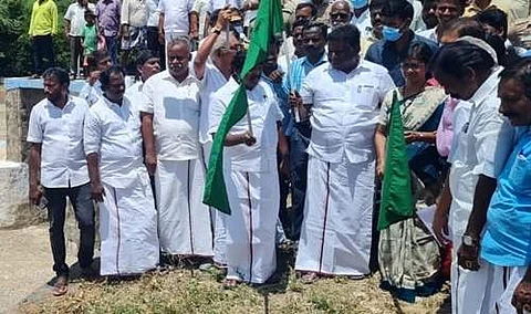 பெரம்பலூரில் மருதையாறு தூர்வாரும் பணியை ஞாயிற்றுக்கிழமை தொடக்கி வைத்த தமிழக போக்குவரத்துத் துறை அமைச்சர் எஸ்.எஸ். சிவசங்கர்.
