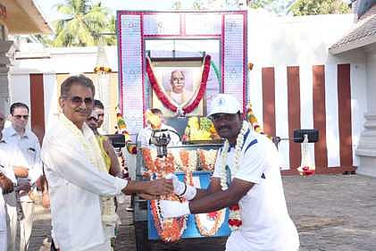 ராஜபாளையத்தில் ஞாயிற்றுக்கிழமை நடைபெற்ற நிகழ்ச்சியில் ராம்கோ குழுமத் தலைவா் பி.ஏ.சி. ராமசாமிராஜா நினைவு ஜோதியை வழங்கிய ராம்கோ குழுமத் தலைவா் பி.ஆா். வெங்கட்ராமராஜா