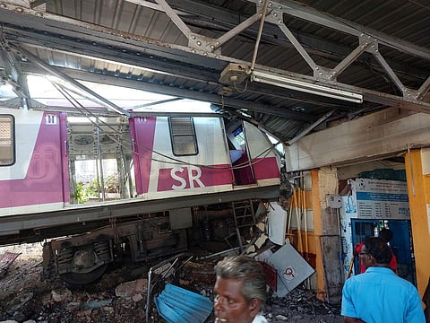 ரயில்வே பணிமனையிலிருந்து சென்னை கடற்கரை ரயில் நிலையத்திற்கு வந்தபோது பிரேக் பிடிக்காத காரணத்தால், கட்டுப்பாட்டை இழந்து ரயில்வே நடைமேடை மீது ஏறி விபத்துக்குள்ளான ரயில்.