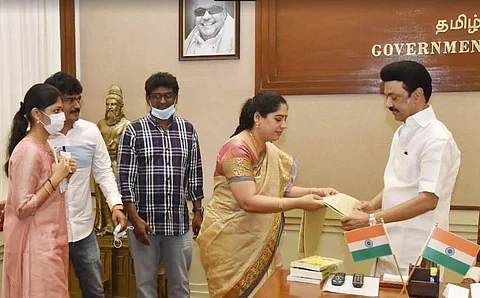முதல்வரிடம் நடிகர் விவேக் மனைவி கோரிக்கை