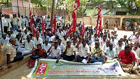 கோட்டாட்சியா் அலுவலகத்தைமாட்டு வண்டித் தொழிலாளா்கள் முற்றுகை