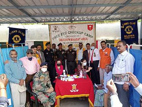 ஹெலிகாப்டா் விபத்து நடந்த கிராமத்தில் கண் பரிசோதனை முகாம்