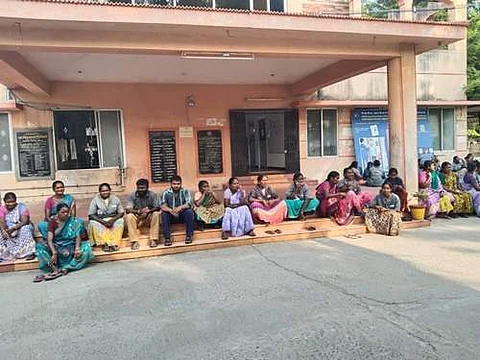 மேட்டூர் நகராட்சியில் திடீர் போராட்டத்தில் ஈடுபட்டுள்ள தூய்மைப் பணியாளர்கள்