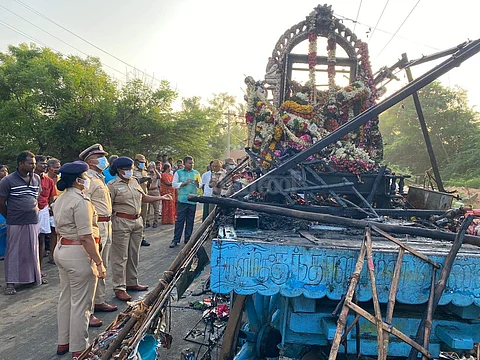 தஞ்சாவூர் அருகே களிமேடு கிராமத்தில் விபத்து நிகழ்ந்த இடத்தைப் பார்வையிடுகிறார் மத்திய மண்டல காவல் தலைவர் வி. பாலகிருஷ்ணன்