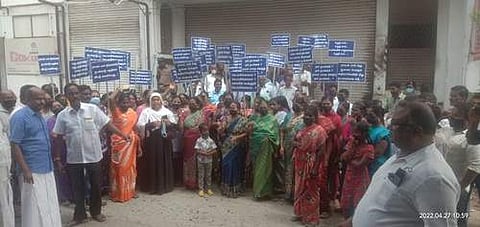 திருப்பூர் பங்களா பேருந்து நிறுத்தம் அருகே மதுபானக் கடையை அகற்றக்கோரி முற்றுகையில் ஈடுபட்ட பொதுமக்கள்.