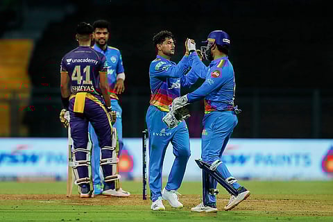 பந்துவீச்சின்போது ஷ்ரேயஸ் விக்கெட்டை வீழ்த்திய மகிழ்ச்சியில் குல்தீப் மற்றும் பந்த்