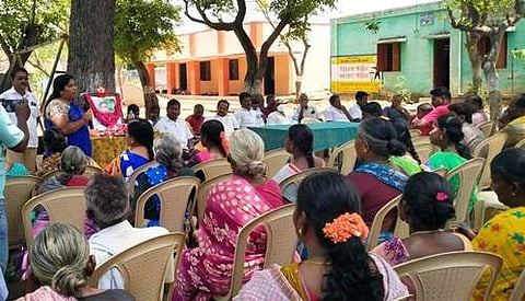 வாழப்பாடி அருகே சோமம்பட்டியில் நெகிழ்ச்சி: மறைந்த ஆசிரியைக்கு ஊர்கூடி நினைவு தினம்