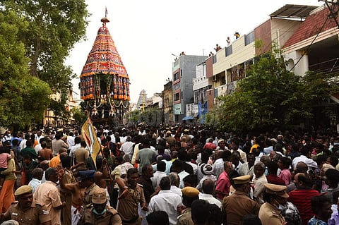 ஸ்ரீரங்கம் அருள்மிகு அரங்கநாத சுவாமி திருக்கோயிலில் வெள்ளிக்கிழமை நடைபெற்ற சித்திரை தேரோட்டம்.