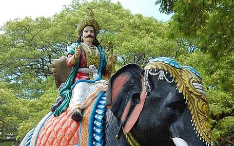புதுப்பாா்வையில் புவியை நோக்கியவா்!