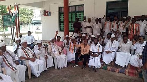 வேதாரண்யத்தில் அடையாள மெனனம் மேற்கொண்ட யாத்திரைக் குழுவினருடன், முன்னாள் அமைச்சர் கே.வி.தங்கபாலு, முன்னாள் எம்.பி.,பி.வி.ராசேந்திரன் உள்ளிட்ட காங்கிரஸார்.