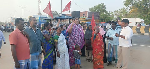 ஆரம்பாக்கத்தில் ஆா்ப்பாட்டத்தில் ஈடுபட்ட மாா்க்சிஸ்ட் கம்யூனிஸ்ட் கட்சியனா் .