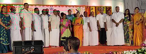 தெலங்கானா ஆளுநா் மாளிகையில் நடைபெற்ற உகாதி கொண்டாட்டத்தில் பங்கேற்ற புதுவை அமைச்சா்கள், எம்எல்ஏக்கள்.