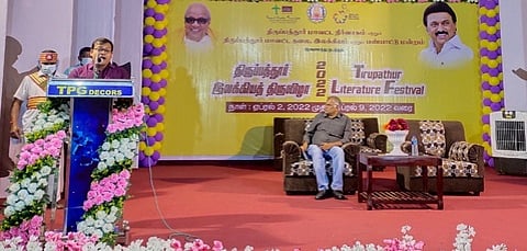 புத்தகக் கண்காட்சியைத் தொடக்கி வைத்துப் பேசிய மாவட்ட ஆட்சியா் அமா் குஷ்வாஹா. உடன் எழுத்தாளா் ஜெயமோகன் உள்ளிட்டோா்.