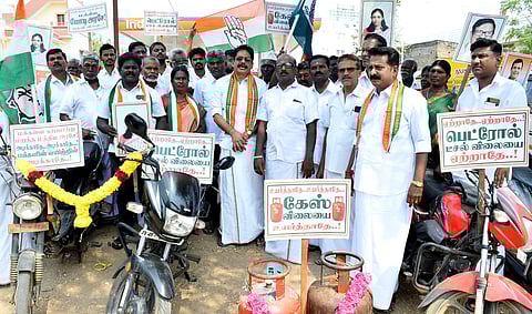 லால்குடி அருகே மின்கம்பி அறுந்து விழுந்ததில், பெண் கூலித் தொழிலாளி சனிக்கிழமை உயிரிழந்தாா்.