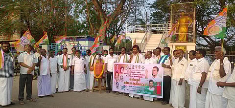 அரியலூரில் ஆா்ப்பாட்டத்தில் ஈடுபட்ட காங்கிரஸ் கட்சியினா்.