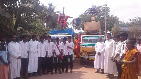 திருமானூா் அருளானந்தா் ஆலயத்தில் இருந்து ஏலாக்குறிச்சி புனித அடைக்கல அன்னை தேவாலயத்துக்கு திருப்பயணம் மேற்கொண்ட கிறிஸ்தவா்கள்.