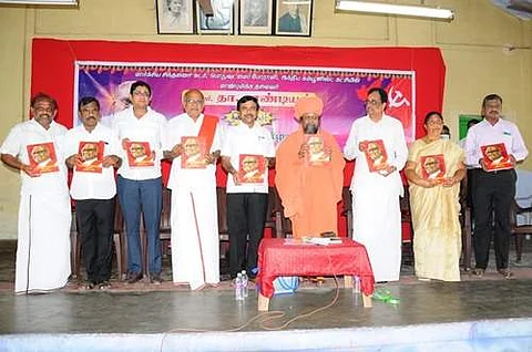 ஈரோடு பெரியார் மன்றத்தில் நேற்று நடைபெற்ற தா.பாண்டியன் நினைவு மலர் புத்தக வெளியீட்டு விழாவில் குன்றக்குடி பொன்னம்பல அடிகளார்.