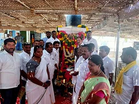 பெருங்காமநல்லூா் தியாகிகள் நினைவிடத்தில் ஞாயிற்றுக்கிழமை மலா் வளையம் வைத்து மரியாதை செலுத்திய காங்கிரஸ் கட்சியினா்.