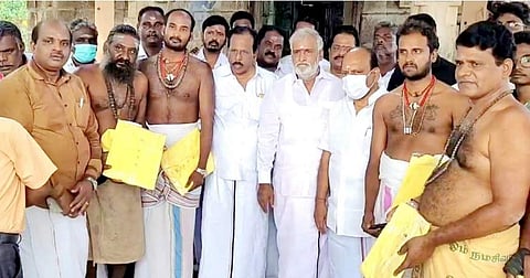 தேர் வெள்ளோட்ட விழாவில் கலந்து கொண்ட அறநிலையத்துறை அமைச்சர் பி.கே.சேகர்பாபு, அமைச்சர் தா.மோ.அன்பரசன், உத்தரமேரூர் எம்.எல்.ஏ.க.சுந்தர்,அறநிலையத்துறை இணை ஆணையர் பொன்.ஜெயராமன்.