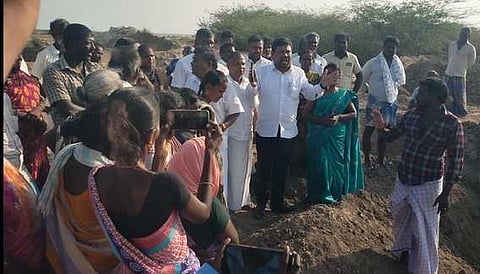 கடலாடி அருகே ஆக்கிரமிப்புக்குள்ளானதாக புகாா் எழுந்துள்ள மடத்தாக்குளம் கண்மாயை ஞாயிற்றுக்கிழமை ஆய்வு செய்த ராமநாதபுரம் தொகுதி மக்களவை உறுப்பினா் நவாஸ்கனி.