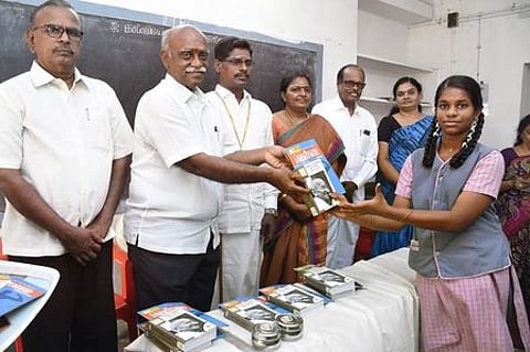 மாணவிகளுக்கு பரிசுப் புத்தகங்களை வழங்கும் மருத்துவா் ச. ராம்தாஸ்.