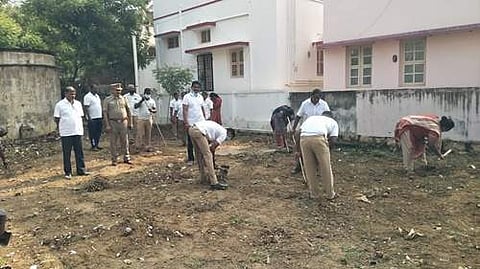 ராசிபுரம் பகுதியில் காவலர் குடியிருப்பு பகுதிகளை தூய்மைப்படுத்தும் பணியில் காவல்துறையினர்.