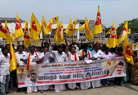 திருப்பூர் புதிய பேருந்து நிலையம் முன்பாக சனிக்கிழமை ஆர்ப்பாட்டத்தில் ஈடுபட்ட சமத்துவ மக்கள் கட்சியினர்.