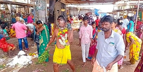 தாயமங்கலம் ஸ்ரீ முத்துமாரியம்மன் கோயில் பங்குனி திருவிழா பொங்கல் வைபவத்தின்போது தீச்சட்டி எடுத்து வேண்டுதலை நிறைவேற்றிய பக்தர்