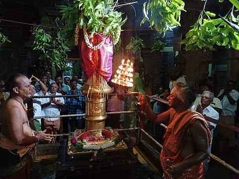 குற்றாலநாத சுவாமி கோயில் சித்திரை விசுத்திருவிழா கொடியேற்றத்துக்குபின் நடைபெற்ற தீபாராதனை.