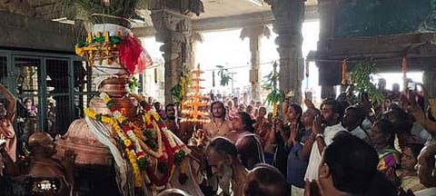 கொடியேற்றத்தைத் தொடர்ந்து கொடி மரத்திற்கு நடைபெற்ற சிறப்பு ஆராதனை.