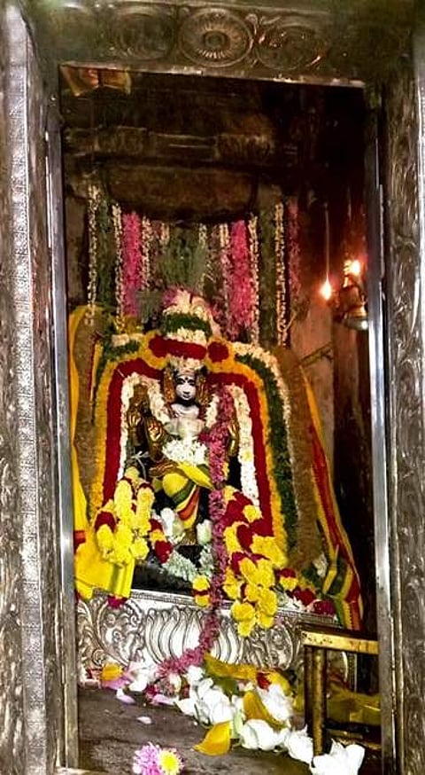 தங்ககவச அலங்காரத்தில் மூலவர் குருபகவான்.