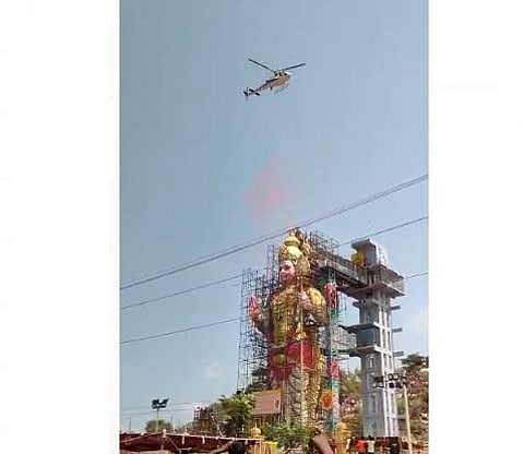 சேலம் அருகே உலகிலேயே உயரமான முத்துமலை முருகன் கோயிலில் கும்பாபிஷேகம்: ஹெலிகாப்டர் மூலம் முருகனுக்கு அர்ச்சனை (விடியோ)