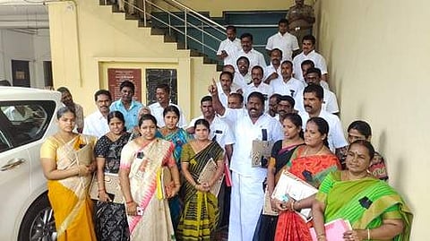 திருப்பூர் மாநகராட்சியில் பட்ஜெட் தாக்கலின்போது சொத்து வரி உயர்வை கண்டித்து வெளிநடப்பு செய்த அதிமுக மாமன்ற உறுப்பினர்கள்.