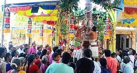 மானாமதுரை ஸ்ரீ ஆனந்தவல்லி அம்மன் சமேத சோமநாதர் சுவாமி கோயிலில் சித்திரைத் திருவிழா தொடக்கமாக நடைபெற்ற கொடியேற்றம்.