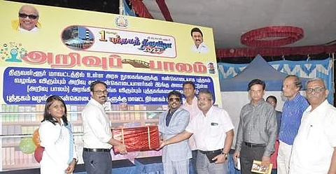 திருவள்ளூர் மாவட்ட நூலகங்களுக்கு நன்கொடையாக வழங்க விரும்பும் அறிவுசார் நன்கொடையாளர்களுக்காக அறிவு பாலம் என்ற அரங்கை தொடங்கி வைத்த ஆட்சியர் ஆல்பி ஜான் வர்கீஸ்