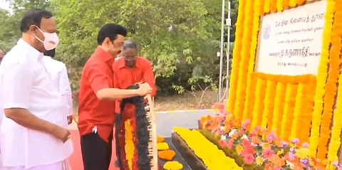 மே தினம்: நினைவுச் சின்னத்துக்கு முதல்வர் மலரஞ்சலி