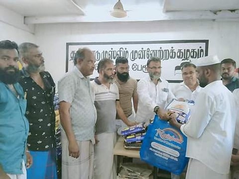 தமுமுக சார்பில் ரமலான் பொருள்கள் ஏழை எளிய மக்களுக்கு ஞாயிற்றுகிழமை வழங்கப்பட்டன.