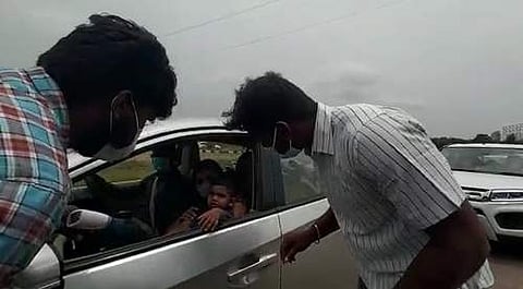 கோவை சோதனைச் சாவடியில் தக்காளி காய்ச்சல் பரிசோதனை முகாம்