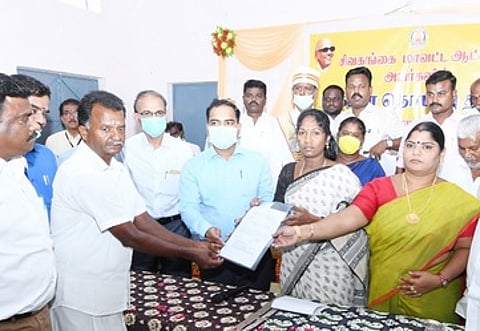 மானாமதுரை வட்டம் குவளைவேலி கிராமத்தில் புதன்கிழமை நடைபெற்ற மக்கள் தொடா்பு முகாமில் பயனாளிகளுக்கு நலத்திட்ட உதவிகளை வழங்கிய மாவட்ட ஆட்சியா் மதுசூதன் ரெட்டி, சட்டப்பேரவை உறுப்பினா் தமிழரசி ஆகியோா்.