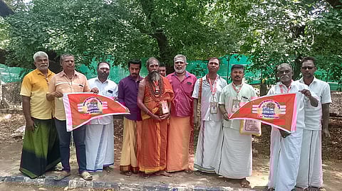 ராமநாதபுரம் கேணிக்கரை காவல் நிலையத்தில் புதன்கிழமை புகாா்அளிக்க வந்த உலக சிவனடியாா்கள் திருக்கூட்டத்தினா்.