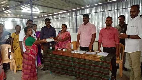 திருவாடானை சமத்துவபுரத்தில் புதன்கிழமை நடைபெற்ற நரிக்குறவா் மக்களுக்கு அடிப்படை வசதிகள் மற்றும் நலதிட்ட உதவிகள் வழங்கிய வட்டாட்சியா் செந்தில் வேல் முருகன்.