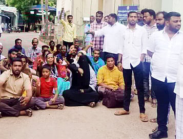 உத்தமபாளையம் அரசு மருத்துவமனை முன் புதன்கிழமை போராட்டத்தில் ஈடுபட்ட உறவினா்கள்.