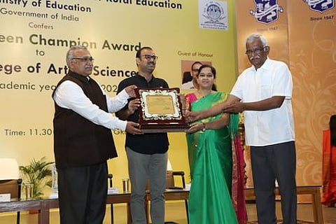 பசுமை சாம்பியன் விருதை பி.எஸ்.ஜி. கல்லூரி முதல்வா் டி.பிருந்தா, டி.கண்ணையன் ஆகியோரிடம் வழங்கும் கவுன்சில் தலைவா் டாக்டா் பிரசன்னகுமாா், மாவட்ட ஆட்சியா் ஜி.எஸ்.சமீரன்.