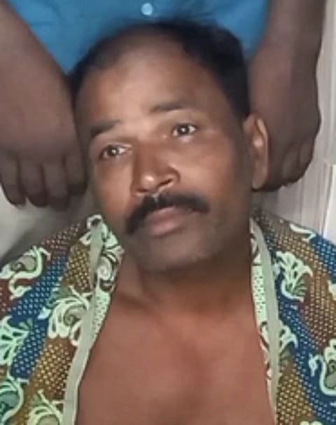 அரசுப் பேருந்து ஓட்டுநா் செல்லிடப்பேசி கோபுரத்தில் ஏறி போராட்டம்