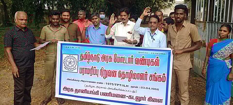கடலூரில் புதன்கிழமை ஆா்ப்பாட்டத்தில் ஈடுபட்ட அரசு மோட்டாா் வண்டி பராமரிப்புத் தொழிலாளா்கள் சங்கத்தினா்.