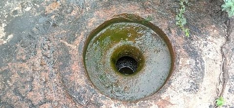 திருச்சி மாவட்டம், நெடுமலை கிராமத்தில் கண்டெக்கப்பட்டுள்ள 9-ஆம் நூற்றாண்டு செக்குக் கல்வெட்டு.